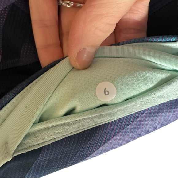 NWOT LULULEMON BLUE PURPLE BLACK CROPPED LEGGINGS MESG DETAILING SIZE 6 - Picture 3 of 4